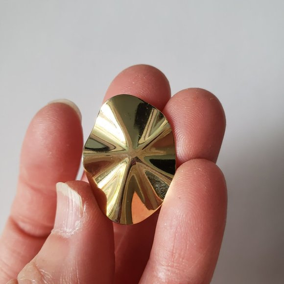 Vintage Gold Toned Abstract Oval Clip on Earrings - Picture 2 of 8